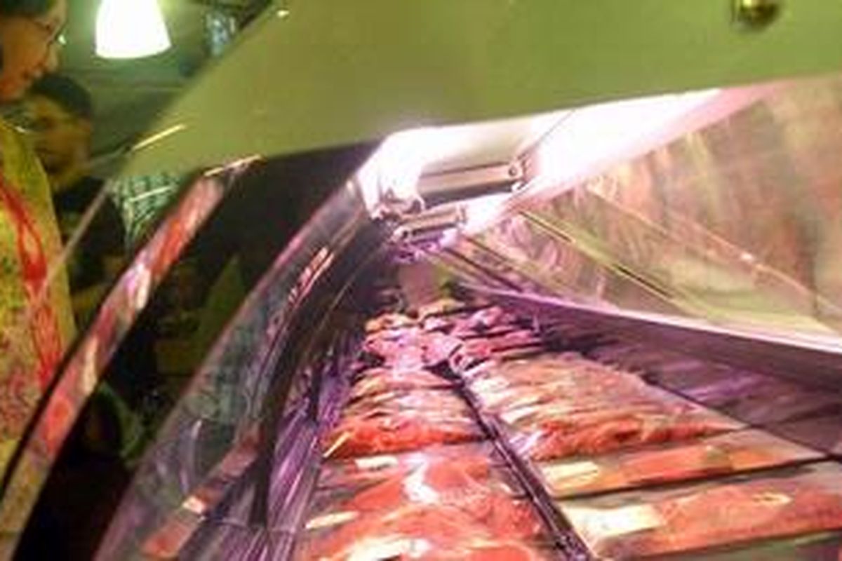 Kepala Badan Pengawasan Obat dan Makanan (BPOM), Dra. Kustantinah, Apt, M.App.Sc. saat melakukan inspeksi mendadak di Gelael, Jakarta Selatan, Kamis (11/8/2011).