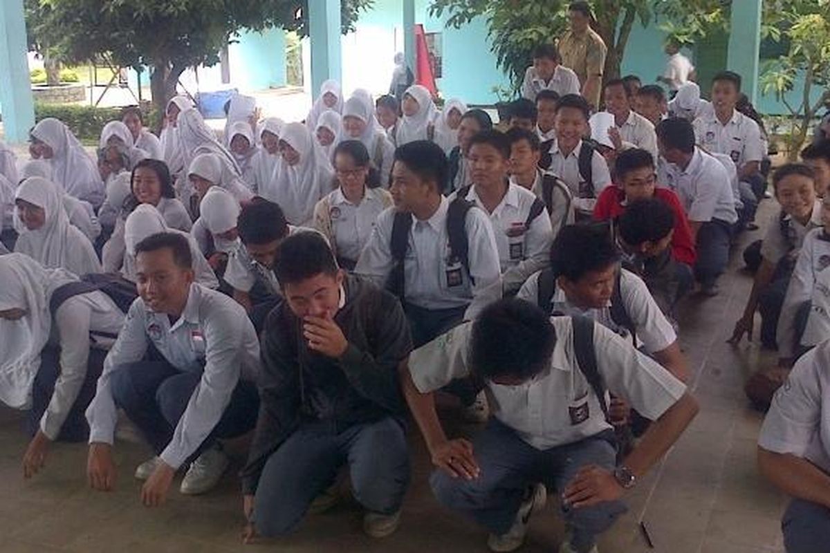 Siswa SMAN 5 Kota Bengkulu, dihukum jongkok karena tak memiliki kelengkapan surat kendaraan bermotor