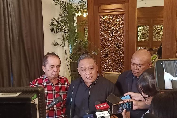 Wakil Ketua Tim Pemenangan Nasional (TPN) Ganjar-Mahfud, Benny Rhamdani (tengah) saat melayani sesi doorstop awak media di Jakarta.