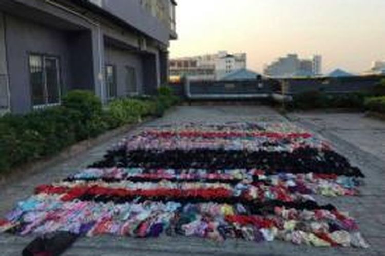 Ribuan pakaian dalam perempuan yang dicuri Tang digelar di sebuah lapangan untuk dihitung.