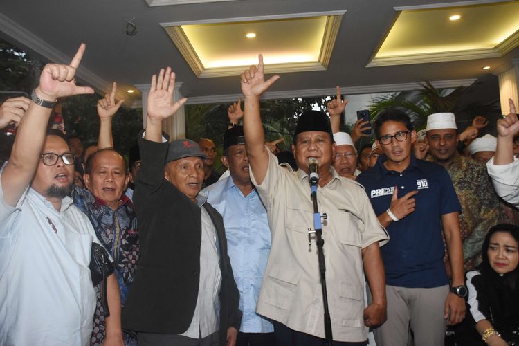 Capres nomor urut 02 Prabowo Subianto (tengah) bersama Cawapres Sandiaga Uno dan petinggi partai pendukung mengangkat tangan saat mendeklarasikan kemenangannya pada Pilpres 2019 kepada awak media di kediaman Kertanegara, Jakarta, Kamis (18/4/2019). Prabowo kembali mendekalarasikan kemenangannya versi real count internal BPN sebesar 62 persen.