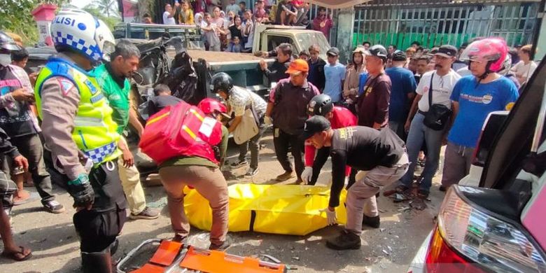 Pengendara sepeda motor meninggal dunia dalam tabrakan beruntun di Jalan Perintis Kemerdekaan, Cianjur, Jawa Barat, diduga berawal dari truk tronton mengalami rem blong, Rabu (2/8/2023).