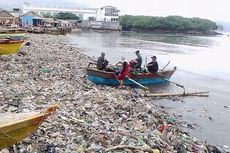 BERITA FOTO: Seharian Ribuan Orang Gotong Royong, Pantai Sukaraja Belum Bersih