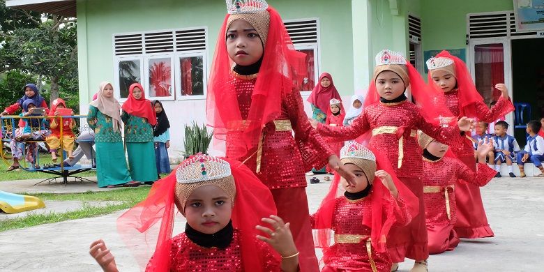 Sejumlah murid perempuan PAUD TK Permata membawakan tarian cindai.