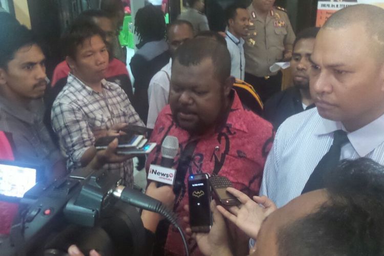 Ketua Dewan Pimpinan Pemuda Adat Papua Deky Ovide saat duwawabcarai awak mwdia.