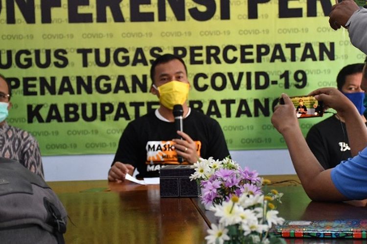 Bupati Batang Jawa Tengah Wihaji memberika  keterangan kepada wartawan di posko gugus tugas penanganan Covid-19.