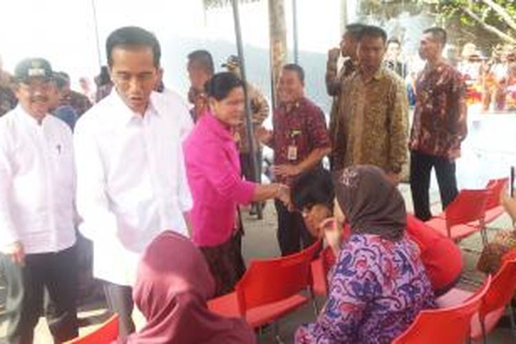 Presiden Joko Widodo saat blusukan di Tanah Tinggi, Jakarta, Sabtu (29/8/2015).