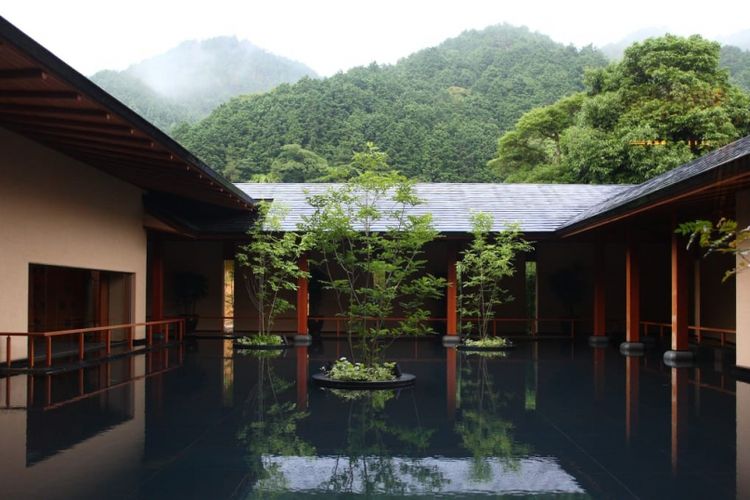 Ryokan, penginapan bergaya tradisional Jepang, dengan latar pegunungan