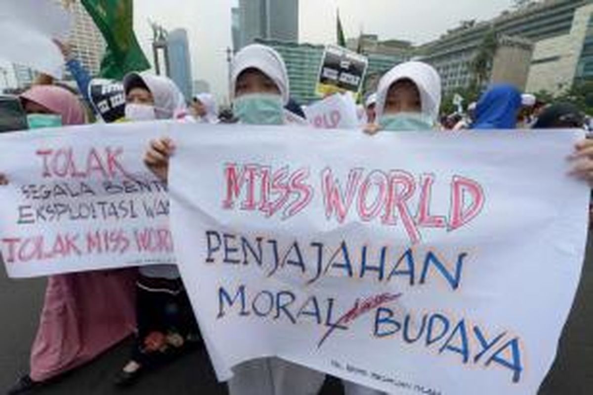 Massa yang tergabung dalam Forum Umat Islam (FUI) menolak penyelenggaraan kontes Miss World dengan berunjuk rasa di Bundaran Hotel Indonesia, Jakarta, Selasa (3/9/2013). Kontes Miss World akan digelar di Bali dan Bogor pada 1-14 September.