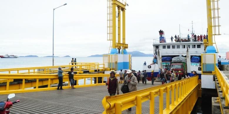 kapal fery yang tiba di pelabuhan Kolaka, dari pelabuhan Bajoe, Sulawesi Selatan.