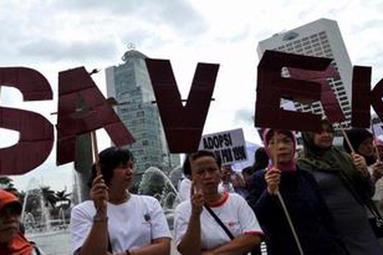 Aktivis Migrant Care berunjuk rasa memperingati Hari Buruh Migran Sedunia di Bundaran Hotel Indonesia, Jakarta, Selasa (18/12/2012). Mereka antara lain mendesak Pemerintah untuk memberikan perlindungan kepada buruh migran sebagai penyumbang devisa negara dari tindakan kekerasan hingga ancaman hukuman mati sebagai tanggung jawan konstitusi.

