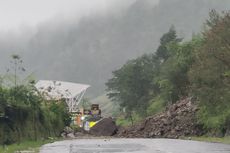 Video Detik-detik Longsor Terjang Jalan Tembus Tawangmangu-Sarangan