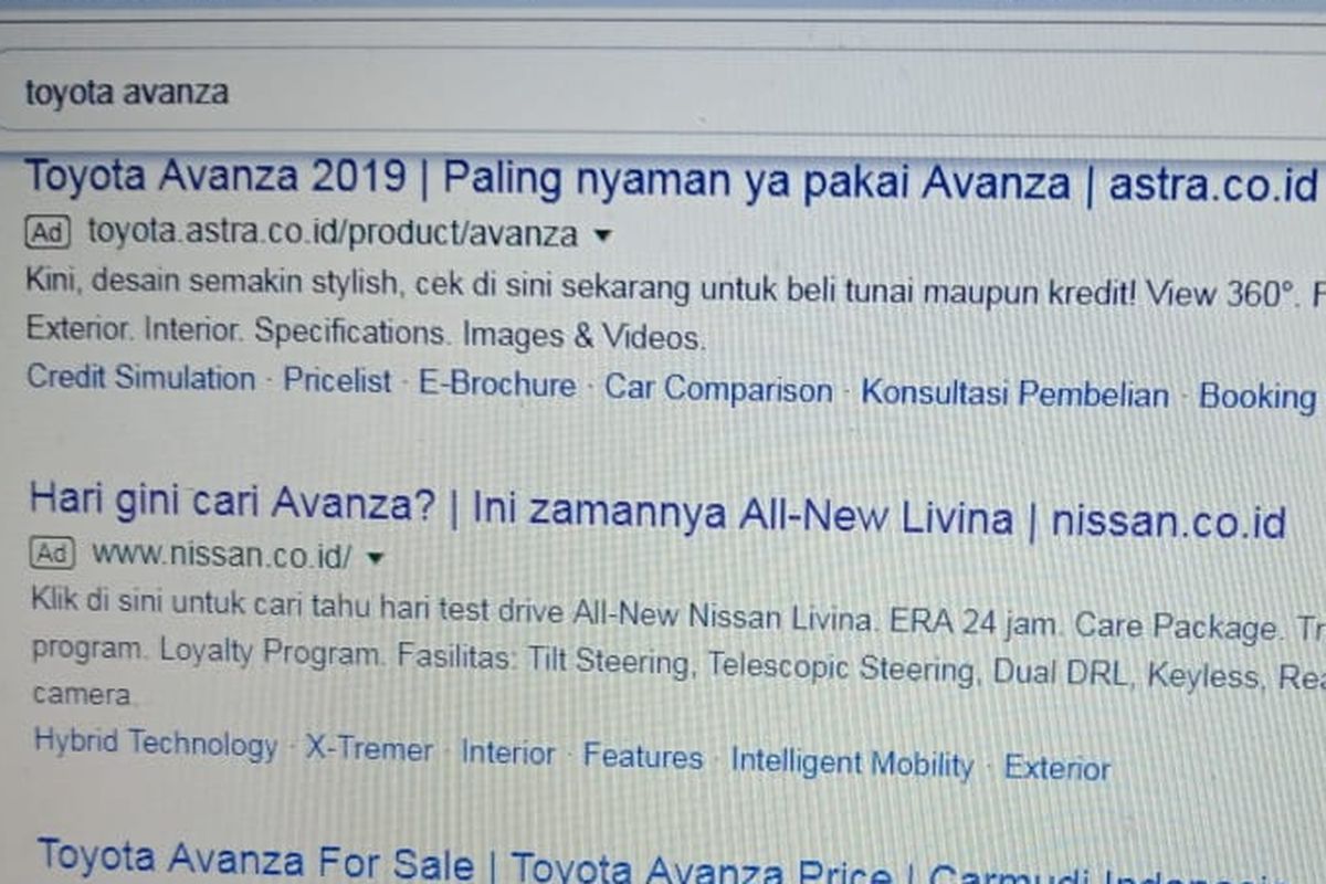 Foto iklan Nissan yang menyinggung Toyota Avanza