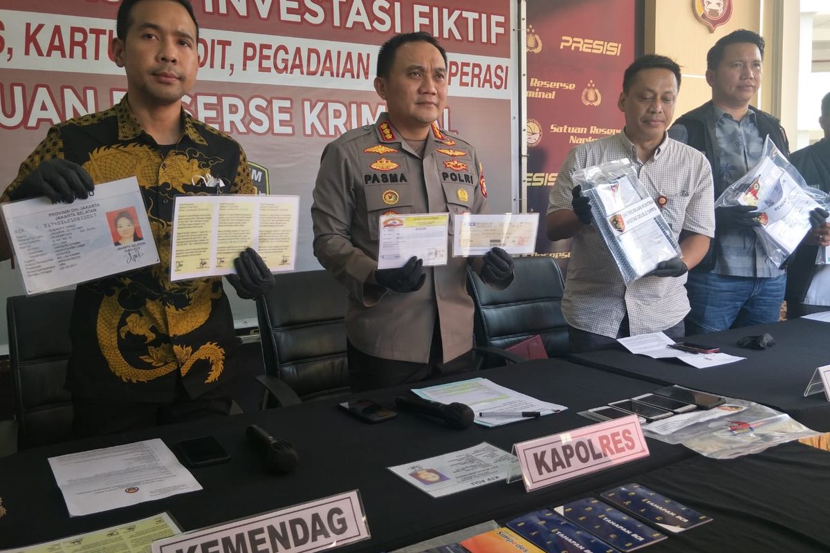 Kapolres Metro Jakarta Barat Kombes Pasma Royce (tengah) saat konferensi pers penangkapan pelaku penipuan investasi di waralaba Double Dipps, Jumat (13/1/2023). 