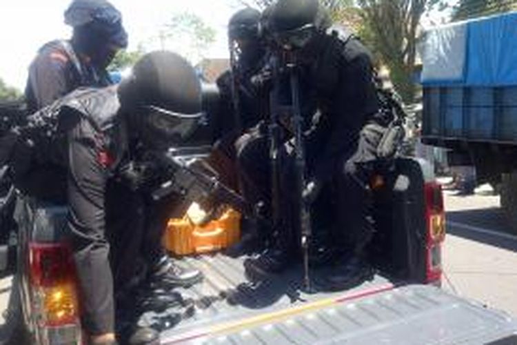 Beberapa dokumen hasil pengeledahan di rumah Abdul Hakim, salah satu terduga anggota ISIS yang tinggal di Jalan Ade Irma Suryani, Klojen, Kota Malang, Jawa Timur, Kamis (26/3/2015).