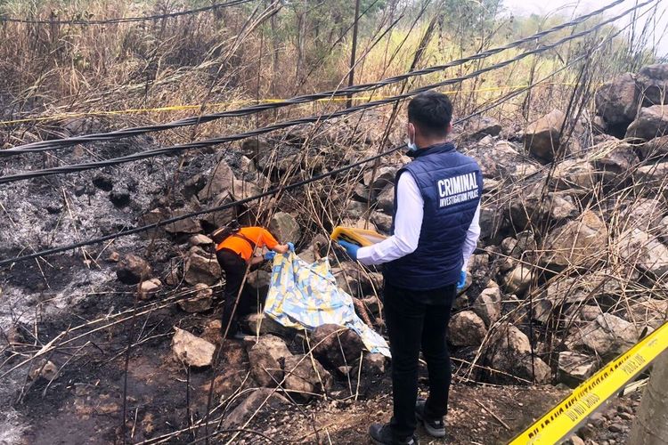 Polisi tengah mengidentifikasi jenazah seorang warga di Kabupaten Cianjur, Jawa Barat yang mengalami luka bakar akibat kebakaran lahan, Senin (9/10/2023)