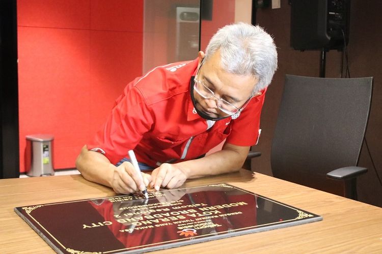 Direktur Network & IT Solution Telkom Zulhelfi Abidin, saat menandatangani prasasasti peresmian Modern Broadband City Kota Serang dan Kabupaten Lebak di Jakarta, Jumat (29/5/2020).  