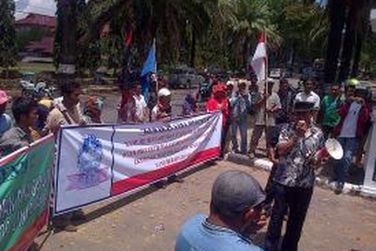 Para pengungsi Maluku dan Maluku Utara berunjukrasa di DPRD Sulawesi Tenggara, mendesak penyaluran dana konpensasi buat mereka.