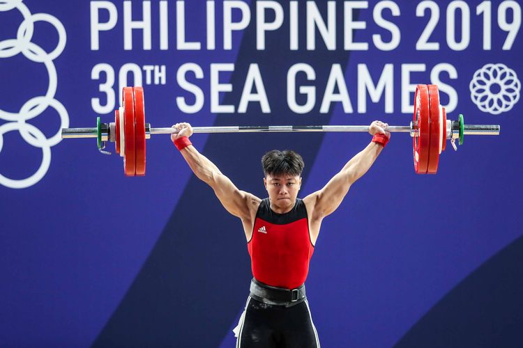 Penampilan Rahmat Erwin Abdullah di Sea Games 2019, yang menjadikannya berhak atas medali emas untuk cabang angkat besi kelas 73 kilogram putra, setelah mencatatkan angkatan terbaik 322 kilogram, di Ninoy Aquino Memorial Stadium, Manila, Filipina, Rabu (4/12/2019). 