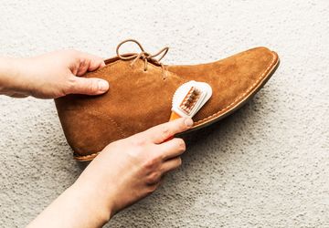 Cara Membersihkan Sepatu Suede dengan Mudah