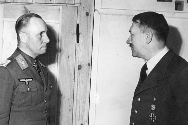 Erwin Rommel (kiri), jenderal Nazi Jerman dengan pangkat tertinggi di Perang Dunia II yaitu Field Marshall, bersama pemimpin Nazi Adolf Hitler (kanan).