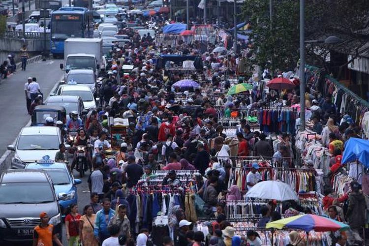 Para pedagang Pasar Senen berjualan kembali di trotoar depan Pasar Senen yang terbakar di Jakarta Pusat, Senin (23/1/2017). Pasca-kebakaran para pedagang menjual murah barang dagangannya untuk menarik pembeli.