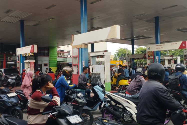 BERITA FOTO: Keluhan Warga Medan Saat Mengantre BBM