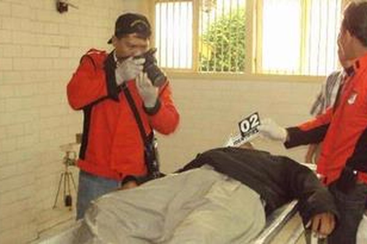 Jambret spesialis kereta api roboh setelah ditembus timah panas polisi, Kamis (12/5/2011).   