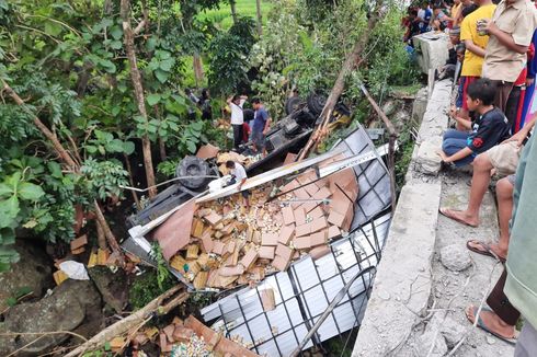 Truk Rem Blong Masuk ke Sungai, Satu Orang Tewas