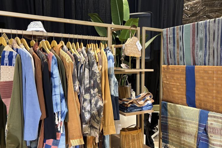 Koleksi wastra dan busana Tobatenun dengan kolaborasi bersama beberapa desainer dalam acara MAULIATE di Mega Kuningan Barat 3, Jakarta Selatan, Kamis (4/12/2025).