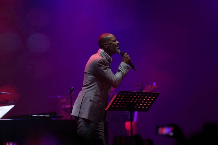 Brian McKnight saat tampil dalam konser David Foster di Dyandra Convention Center, Surabaya, Jawa Timur, Rabu Kamis (22/03/2018). Konser bertajuk Hitman David Foster And Friends ini menggandeng sejumlah penyanyi Internasional dan Indonesia yaitu Brian McKnight, Anggun, Yura Yunita, Sandhy Sandoro dan Dira Sugandi.