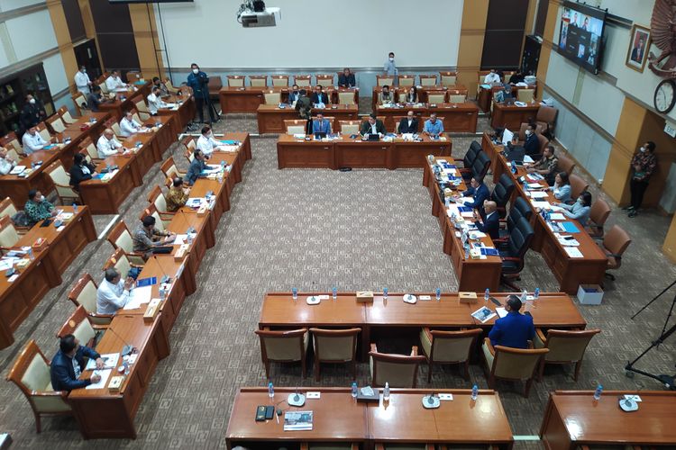 Rapat dengar pendapat Komisi III DPR dengan Kompolnas, Komnas HAM, dan LPSK terkait kasus pembunuhan Brigadir J dimulai di Gedung DPR RI, Senayan, Jakarta, Senin (22/8/2022). 