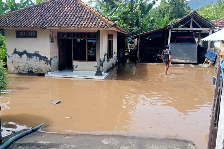 Banjir menggenangi salah satu rumah warga di Desa Sanggalangit, Kecamatan Gerokgak, Kabupaten Buleleng, Provinsi Bali, pada Jumat (25/3/2022).