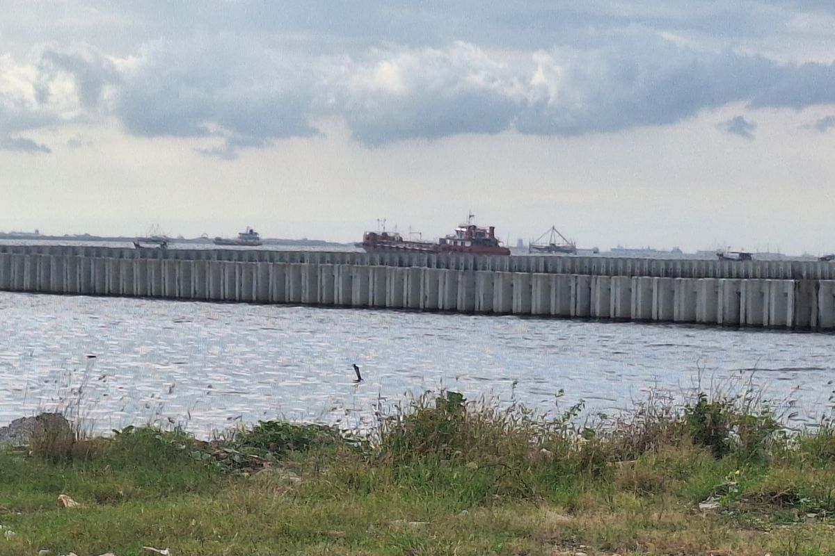 Pagar beton di wilayah utara Marunda, Cilincing, Jakarta Utara.