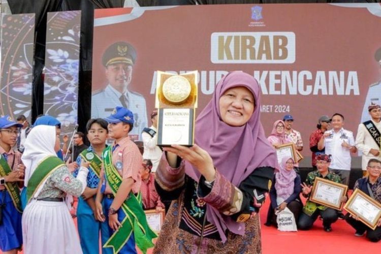 Wakil Ketua DPRD Kota Surabaya Jawa Timur Reni Astuti menerima plakat penghargaan Adipura Kencana. 