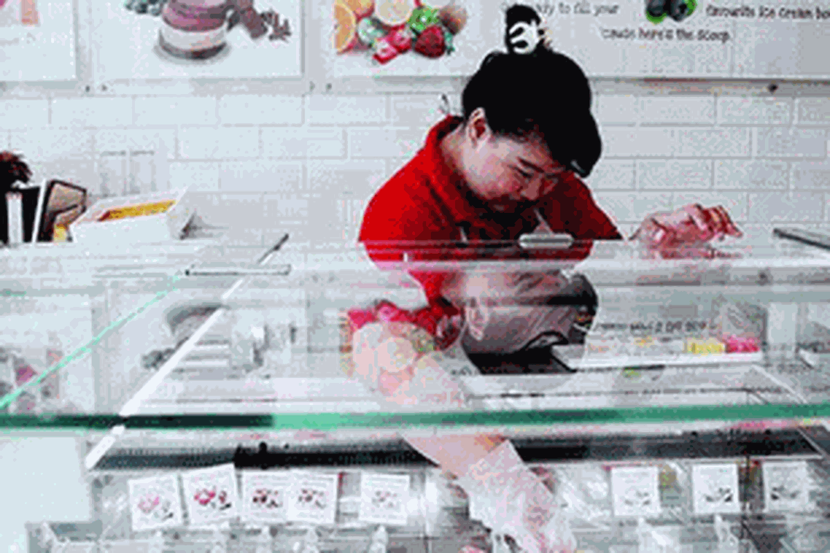 Pekerja mempersiapkan kue cokelat es krim pesanan pelanggan di toko Pesca Ice Cream, Jalan Pesanggrahan Raya, Jakarta Barat, Kamis (2/8/2012).  