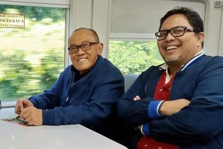 Achmad Annama Chayat bersama Ketua Dewan Pembina Golkar Aburizal Bakrie. 