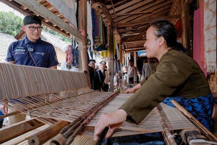 Menteri Pariwisata dan Ekonomi Kreatif (Menparekraf) Sandiaga Uno saat mengunjungi Desa Saba Budaya Baduy yang masuk 50 besar ajang Anugerah Desa Wisata Indonesia (ADWI) 2022 di Kabupaten Lebak, Banten, pada Sabtu (15/10/2022).