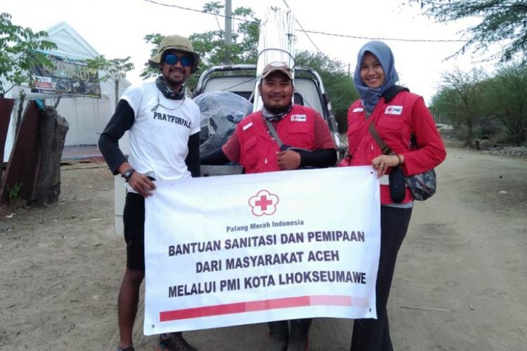 Relawan PMI mulai mengerjakan pembangunan tandon dan tower air untuk korban gempa dan tsunami di Desa Kawatuna, Kecamatan Matikulore, Kota Palu, Sulawesi Tengah, Rabu (26/12/2018)