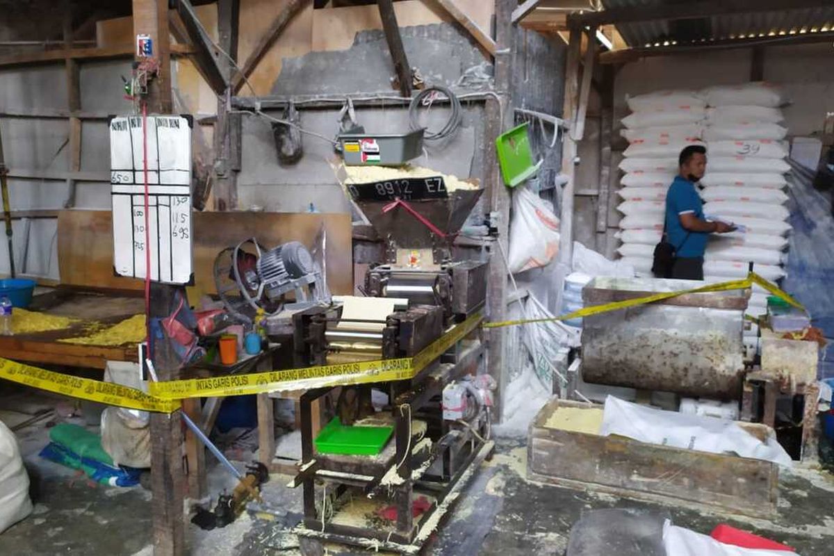 Pemilik pabrik mi berbahan formalin di Kabupaten Bandung, sengaja memasang kamera pengawas agar bisa memantau aktivitas di dekat pabrik, juga menutupi kegiatan di dalam pabrik tersebut.