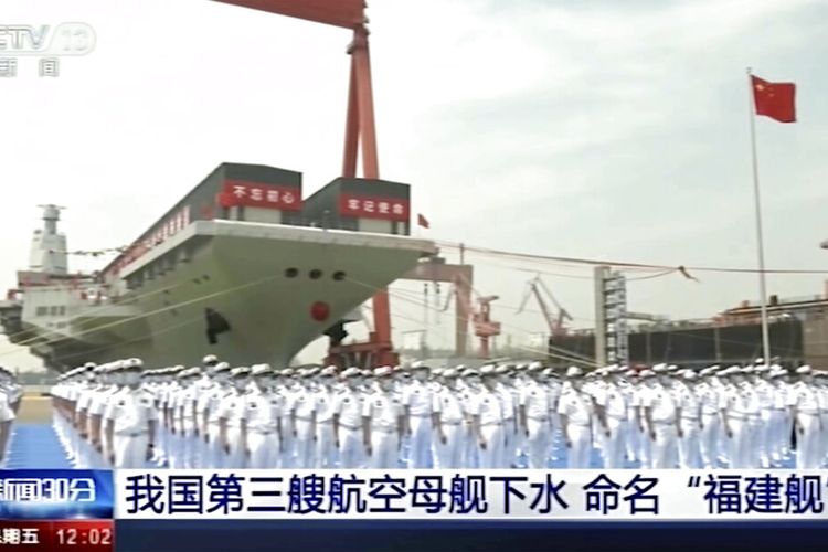 Dalam gambar yang diambil dari rekaman video yang dirilis media China, CCTV, menunjukkan para pelaut berbaris di depan kapal induk ketiga China bernama Fujian sebelum upacara peluncurannya di Shanghai pada Jumat (17/6/2022).