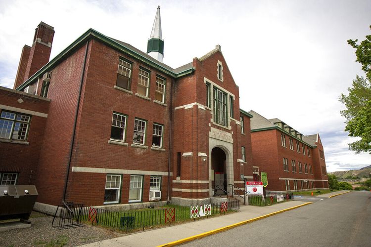 Kamloops Indian Residential School adalah yang terbesar dalam sistem asrama Kanada, yang diikuti lebih dari 150.000 anak adat yang diambil dari keluarganya dan ditempatkan di sekolah-sekolah ini.
