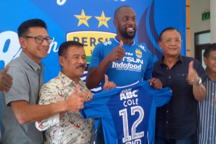 Penyerang baru Persib Bandung Carlton Cole saat diperkenalkan manajemen Persib di Graha Persib, Jalan Sulanjana, Kamis (30/3/2017). 