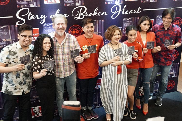 (Dari kiri ke kanan) Adera, Wizzy, Steve Lillywhite, Azmi, Mytha Lestari, Marsha, Tata Janeeta dan Once Mekel dalam peluncuran album Story of a Broken Heart di sebuah restoran cepat saji di kawasan Kemang, Jakarta Selatan, Rabu (25/7/2018).