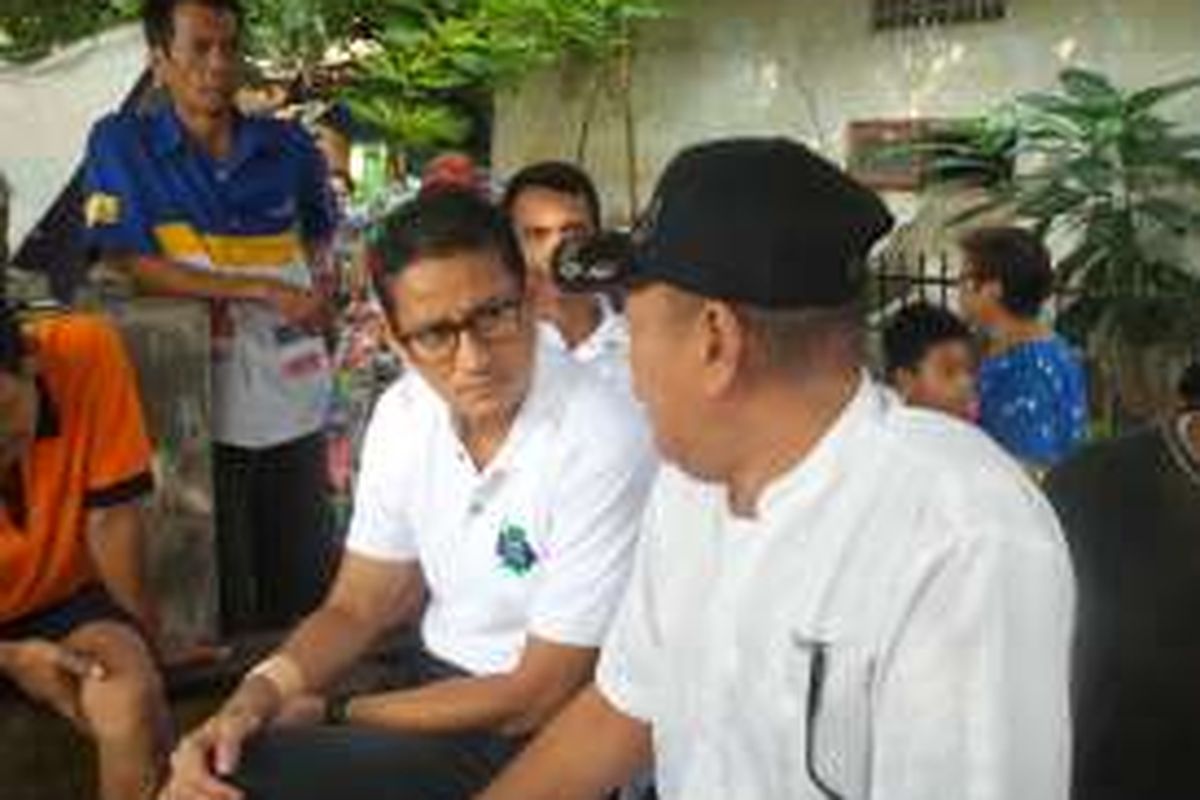 Sandiaga Uno saat berdialog dengan warga Bukit Duri RW 12 yang rencananya akan direlokasi Pemprov, Minggu (24/4/2016).