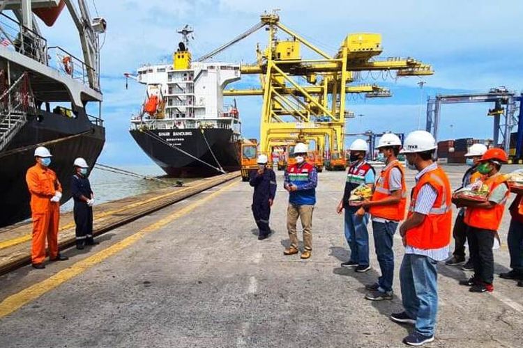 Komisaris Pelindo 1, Ahmad Perwira Mulia Tarigan menyambut kapal MV Daya Majuterminal A TPK Belawan pada Jumat (1/1/2021) dan memberian apresiasi kepada nahkoda kapal Captain Kaung Khant Zaw