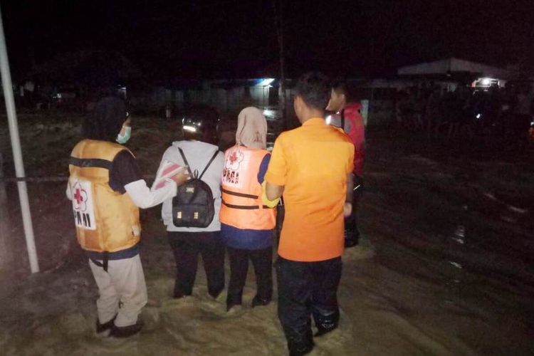 Tim BPBD Grobogan membantu warga melintasi banjir di wilayah Kecamatan Karangrayung, Kabupaten Grobogan, Jawa Tengah, Kamis (9/1/2020).