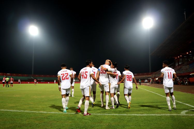 Pemain PSM Makassar selebrasi seusai menjebol gawang Madura United saat pertandingan pekan ke-32 Liga 1 2022-2023 yang berakhir dengan skor 1-3 di Stadion Gelora Ratu Pamelingan Pamekasan, Jumat (31/3/2023) malam.