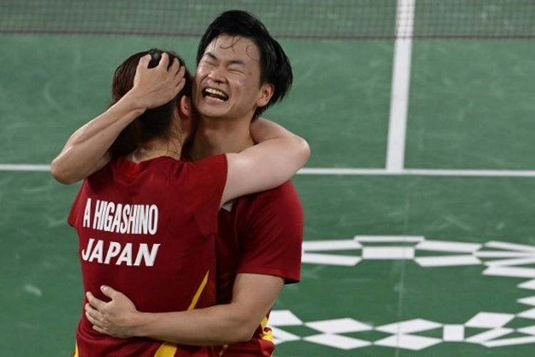 Ganda campurang Jepang, Yuta Watanabe/Arisa Higashino, setelah berhasil memastikan medali perunggu ganda campuran Olimpiade Tokyo 2020. Mereka mengalahkan wakil Hongkong, Tang Chun Man/Tse Ying Suet, di Musashino Forest Plaza, Tokyo, pada Jumat (30/7/2021).