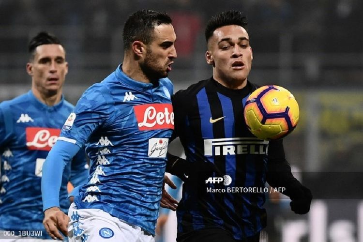 Lautaro Martinez mendapat pengawalan dari Nikola Maksimovic pada pertandingan Inter Milan vs Napoli di Stadion Giuseppe Meazza dalam laga boxing day Liga Italia, 26 Desember 2018. 